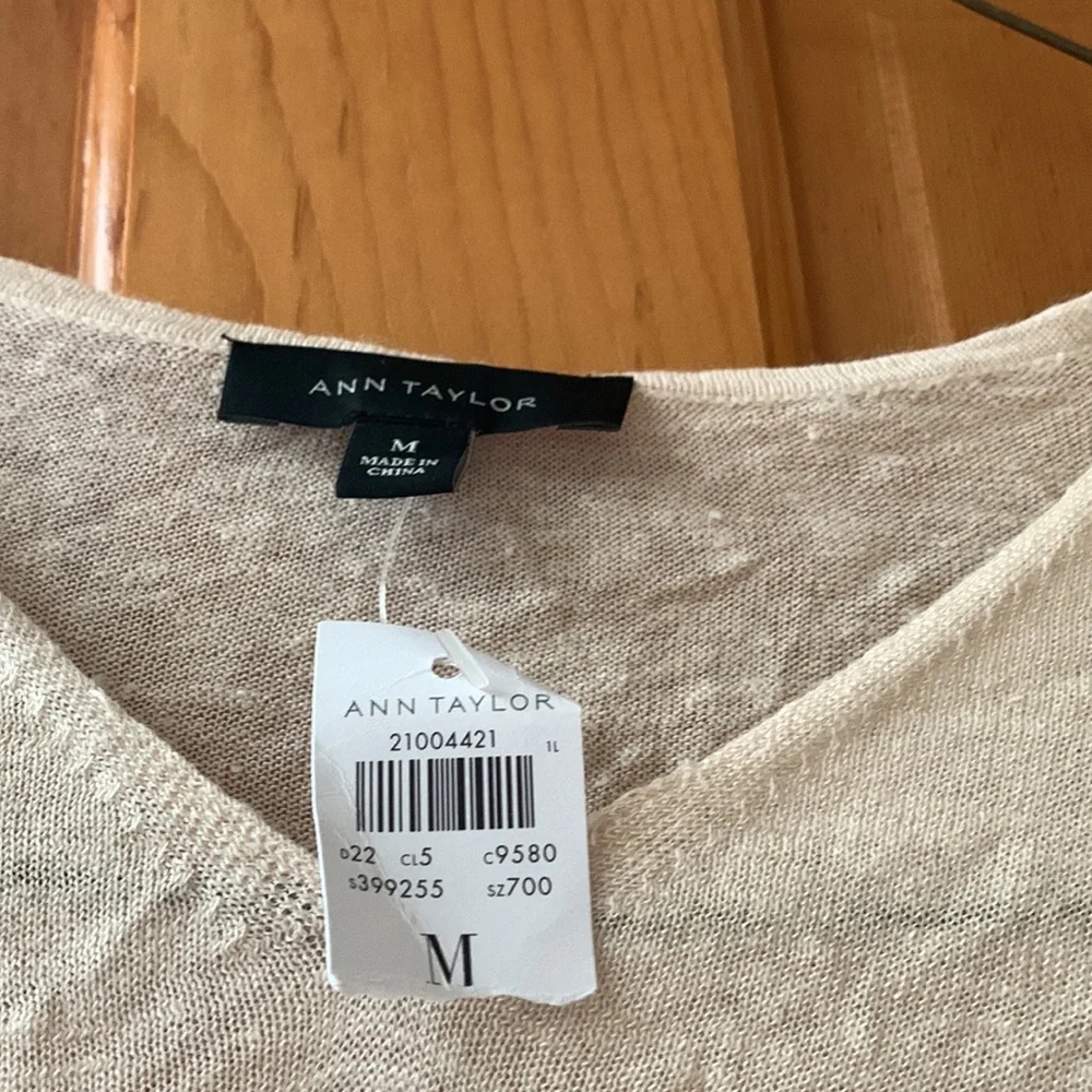 NWT Ann Taylor V-Neck Sweater - Size M - Picture 2 of 3